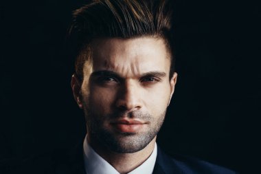 Bir stüdyoda moda erkek portresi. Resmi siyah takım elbise.