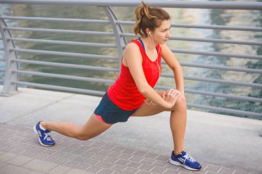 Rıhtımda açık havada kırmızı bir üst eğitim genç kadın.