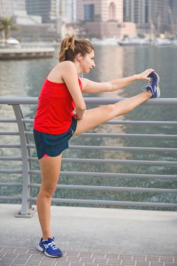 Rıhtımda açık havada kırmızı üst eğitim genç kadın.