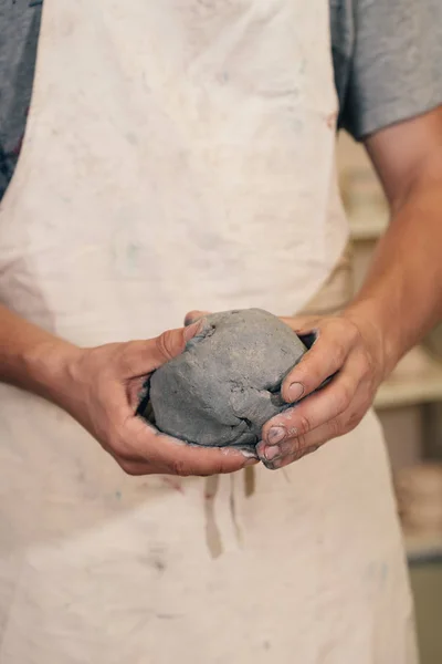 Avvicinare le mani, vasaio di lavoro modellare argilla rendendo vaso. Cla — Foto Stock