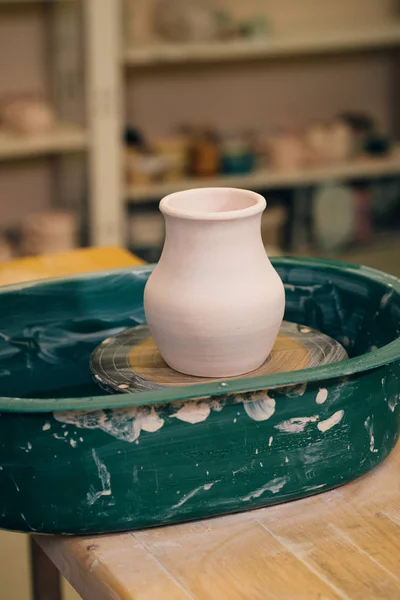 Ceramiche. Vaso di argilla su un vaso di ceramica. Creato in uno studio . — Foto Stock