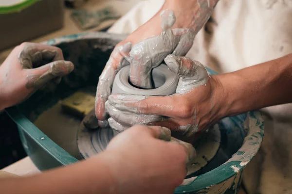 L'uomo e la donna si dedicano alla ceramica studiando in studio. Creare vaso. H — Foto Stock