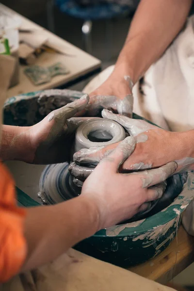 L'uomo e la donna si dedicano alla ceramica studiando in studio. Creare vaso. H — Foto Stock