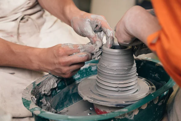 Homem e mulher mãos cerâmica estudando no estúdio. A criar vaso. H — Fotografia de Stock