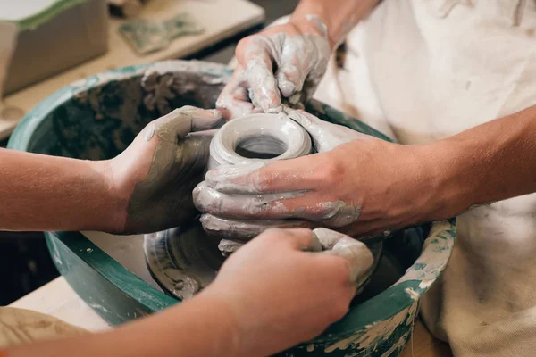 Чоловік і жінка вручають кераміку, яка навчається в студії. Створення вази. H-подібні — стокове фото