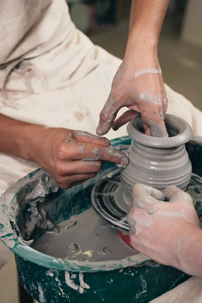 L'uomo e la donna si dedicano alla ceramica studiando in studio. Creare vaso. H — Foto Stock