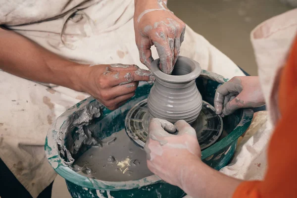 L'uomo e la donna si dedicano alla ceramica studiando in studio. Creare vaso. H — Foto Stock