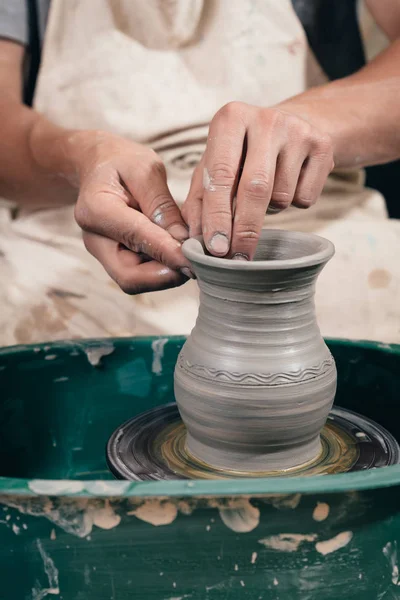 Junger Mann, der Keramiktopf auf der Töpferscheibe herstellt. Töpfchen schaffen — Stockfoto