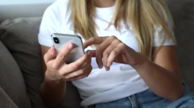 Kadın elleri akıllı telefon tutarak, kaydırma ve dokunarak