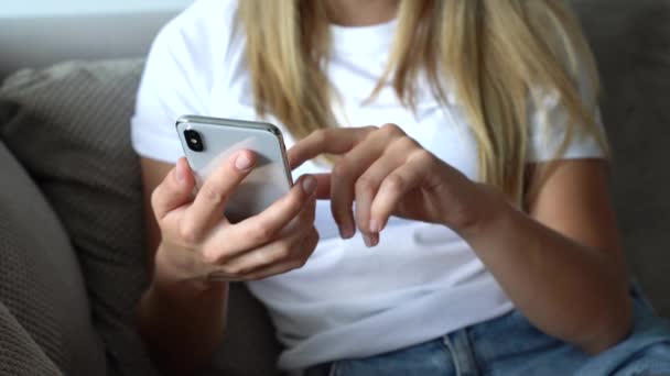Handen Van Vrouw Houden Van Een Smartphone Scrollen Tikken — Stockvideo