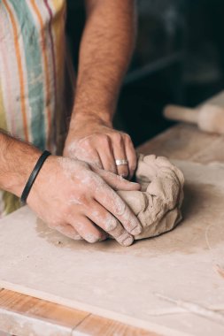 Adam stüdyosunda çömlek yaratma