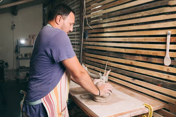 Hombre creando cerámica en su estudio — Foto de Stock
