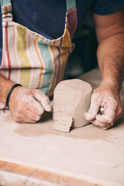 Homem criando cerâmica em seu estúdio — Fotografia de Stock