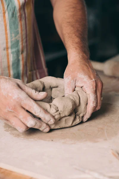 Uomo che crea ceramiche nel suo studio — Foto Stock