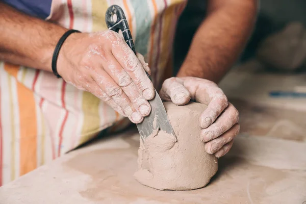 Uomo che crea ceramiche nel suo studio — Foto Stock