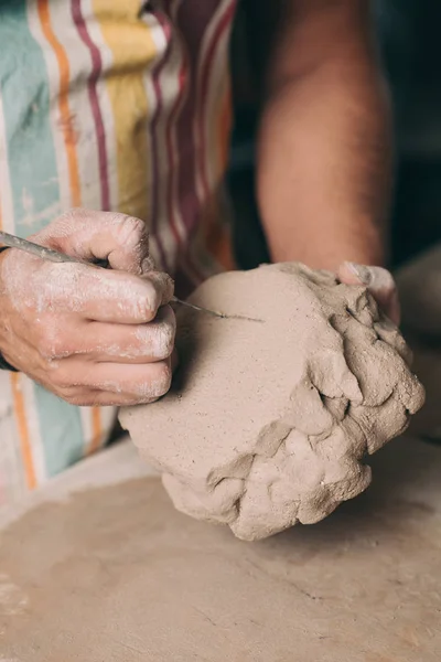 Uomo che crea ceramiche nel suo studio — Foto Stock