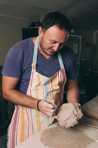 Uomo che crea ceramiche nel suo studio — Foto Stock