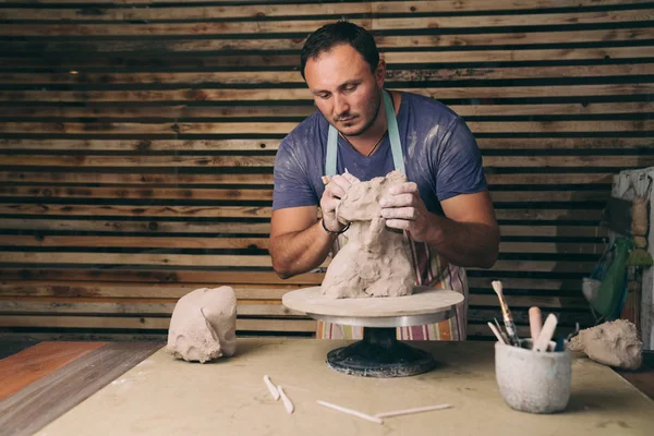 Man shaping sculpture in the studio. — Stock Photo, Image