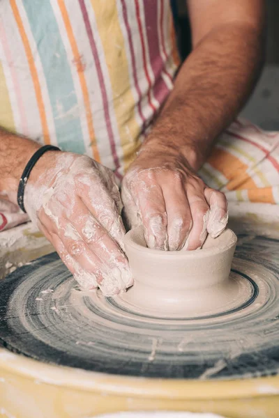 Uomo che crea vaso su una ruota di ceramica . — Foto Stock