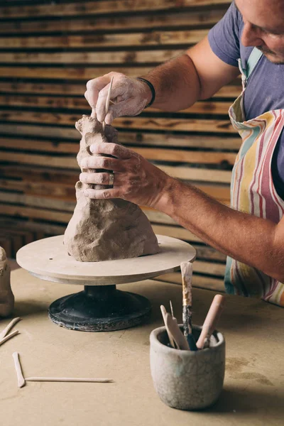 Homem moldando escultura no estúdio . — Fotografia de Stock