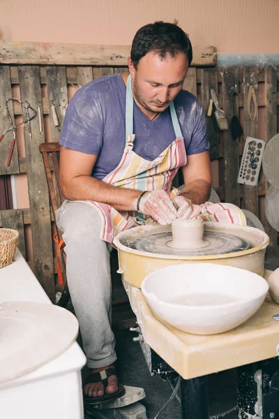 Uomo che crea vaso su una ruota di ceramica . — Foto Stock