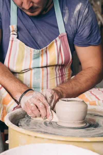 Homem criando vaso em uma roda de cerâmica . — Fotografia de Stock