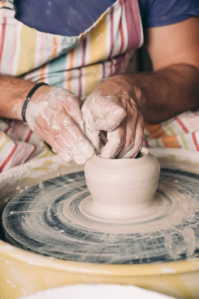 Людина створює вазу на гончарному колесі . — стокове фото
