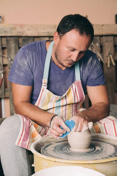 Homem criando vaso em uma roda de cerâmica . — Fotografia de Stock
