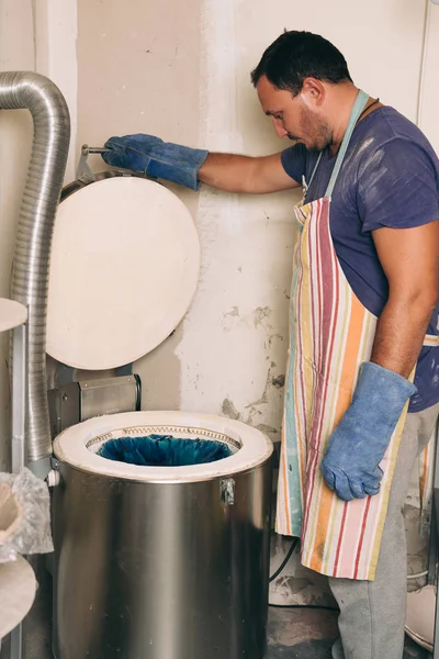 Homem fogão de cerâmica aberta . — Fotografia de Stock