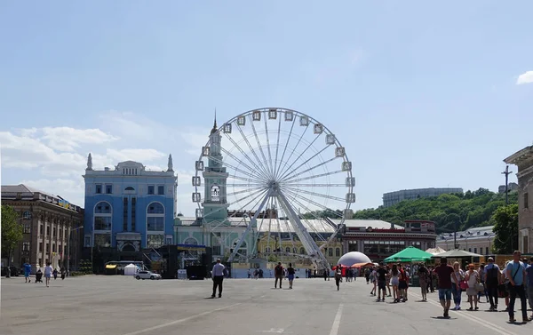 Kiev Kontraktova meydanında görünümünü