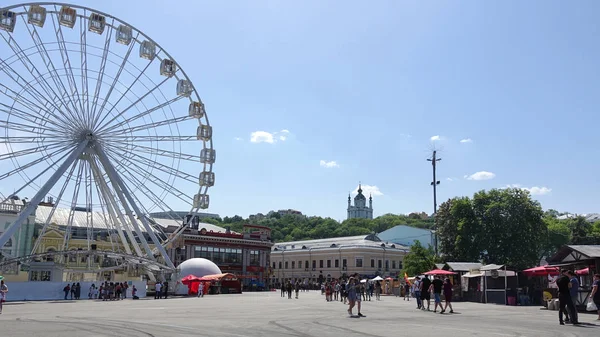 Yaz aylarında dönme dolap Kiev Kontraktova Meydanı'nda