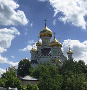 Kiev bir bulutlu gökyüzü arka plan üzerinde Pokrovsky Manastırı