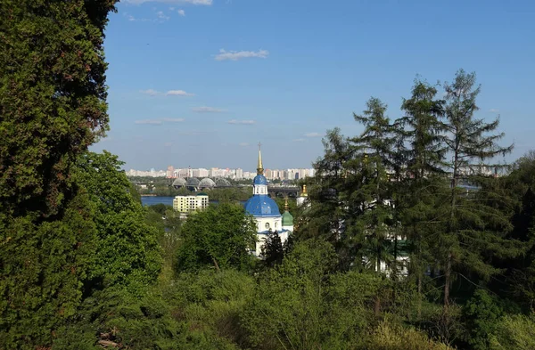 Vista sobre Kiev y el antiguo monasterio Vydubitsky — Foto de Stock