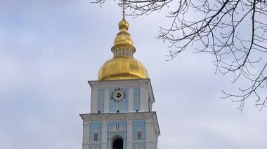 St. Michael'ın altın kubbeli Katedrali ve çan kulesi Kiev St. Michael'ın meydanında kubbeleri.