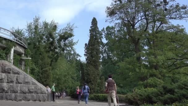 乌克兰2018年5月10日 基辅植物园的 Fomin 公园和地铁站大学 公园里的人们 — 图库视频影像