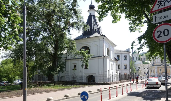 Igreja Antiga de São Nicolau o Bom em Kiev em um dia ensolarado de verão — Fotografia de Stock