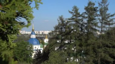 Kiev Vydubetsky manastırda güneşli hava görünümünü.