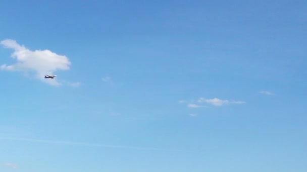 Avión Volando Lejos Contra Fondo Azul Del Cielo — Vídeos de Stock