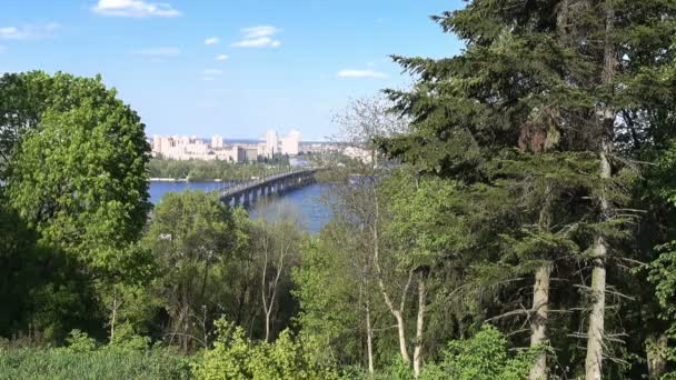 Utsikt Från Botaniska Trädgården Kiev Floden Dnepr Och Paton Bridge — Stockvideo