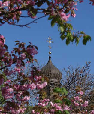 Paskalya için baharda çiçek açan bir ağaç ile kilisenin kubbesi