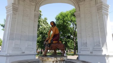 Kiev, Ukrayna - 5 Mayıs 2018 antik 1749 Samson Çeşme heykel Kiev Kontraktova meydanında bir bahar gününde