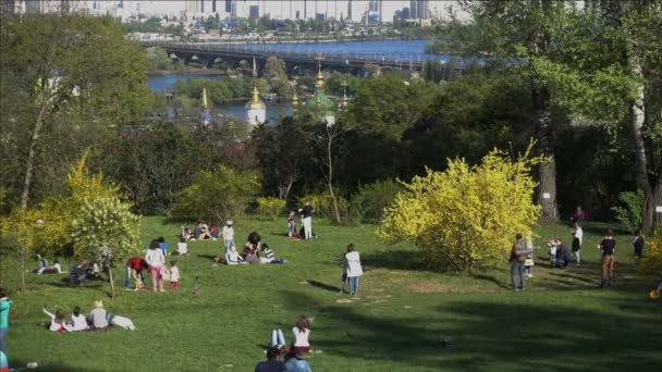 Люди в ботаническом саду Киева — стоковое видео