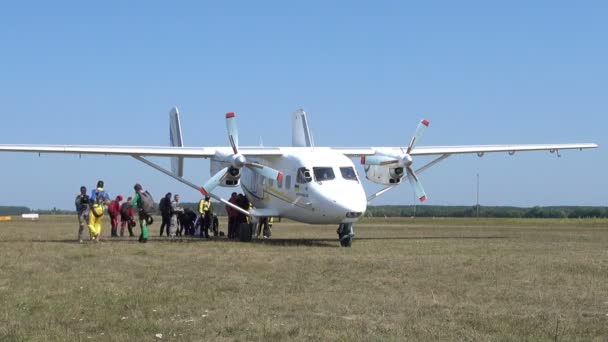 Kiev Ucrania Agosto 2018 Aterrizaje Avión Grupo Paracaidistas Aeropuerto — Vídeo de stock