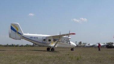 Kiev. Ukrayna. 26 Ağustos 2018. Uçuş öncesi uçak motorları uçak motorları Havaalanı Uçuş önce kontrol edin. Uçak pervane rotasyon