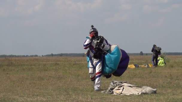 キエフ ウクライナ 2018 地面に着陸した空挺部隊がフィールドを通過し 彼らのパラシュートを運ぶ — ストック動画