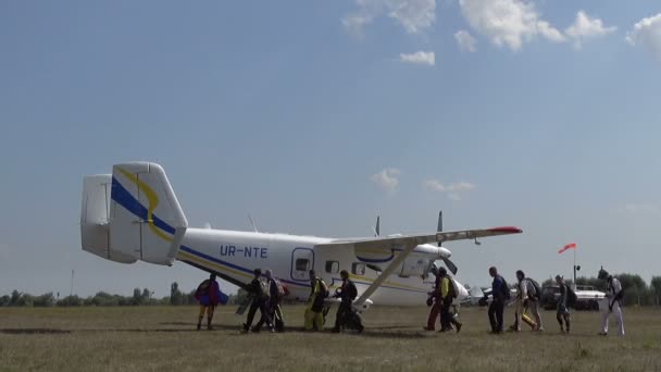 Kiev Ucrania Agosto 2018 Grupo Paracaidistas Está Abordando Avión Aeródromo — Vídeo de stock