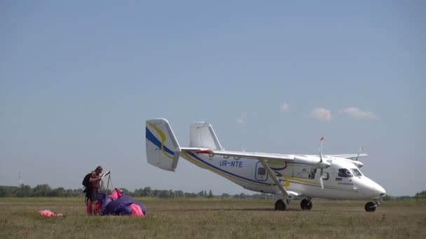 Kijów Ukraina Sierpień 2018 Spadochroniarz Stoi Wylądowaniu Polu Składa Spadochron — Wideo stockowe