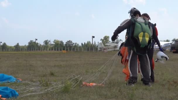 Parașutiștii stau după aterizare pe aerodrom — Videoclip de stoc