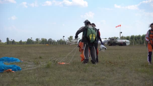 Fallskärmsjägare dela sina intryck efter en lyckad landning — Stockvideo