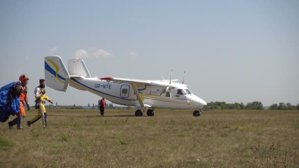 乌克兰 2018年8月26日 两个伞兵跳过飞机后去 — 图库视频影像